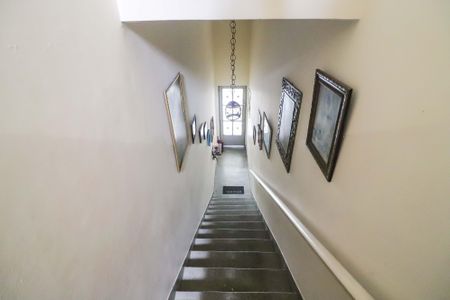 Casa à venda com 328m², 5 quartos e 6 vagasEscadas