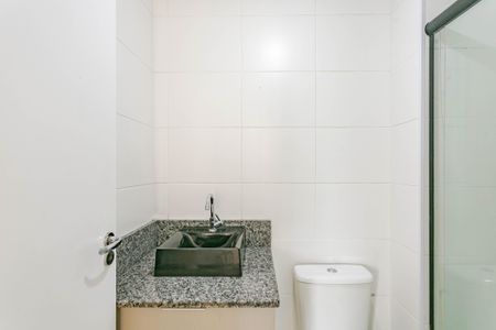 Banheiro de apartamento para alugar com 2 quartos, 32m² em Parque Fongaro, São Paulo