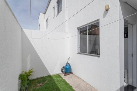 Casa de condomínio à venda com 81m², 2 quartos e 1 vagaQuintal