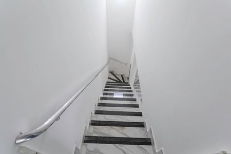 Casa de condomínio à venda com 81m², 2 quartos e 1 vagaEscada