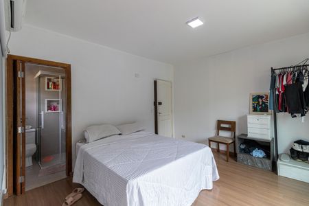 Casa à venda com 220m², 3 quartos e 2 vagasSuíte