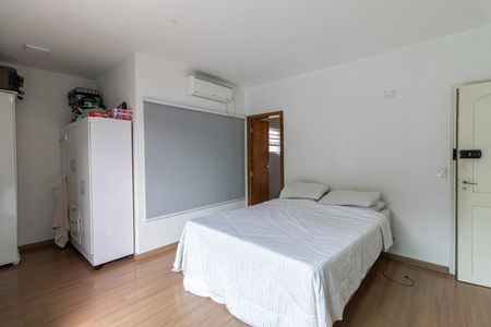 Casa à venda com 220m², 3 quartos e 2 vagasSuíte