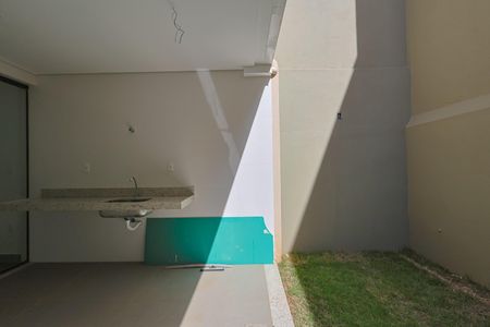 Quintal de casa à venda com 3 quartos, 127m² em Santa Rosa, Belo Horizonte