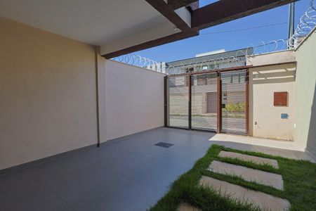 Garagem de casa à venda com 3 quartos, 127m² em Santa Rosa, Belo Horizonte