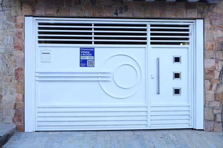 Casa à venda com 120m², 2 quartos e 2 vagasPlaca instalada no portão do imóvel - Código da placa: RMMH-259