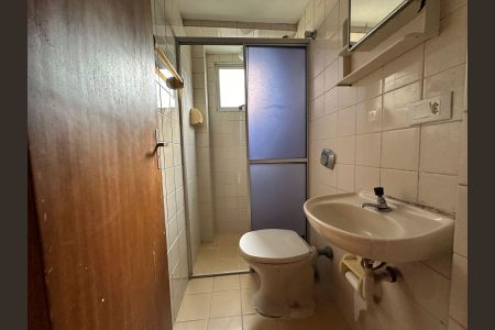 Banheiro  de kitnet/studio para alugar com 1 quarto, 38m² em Cristo Rei, Pinhais