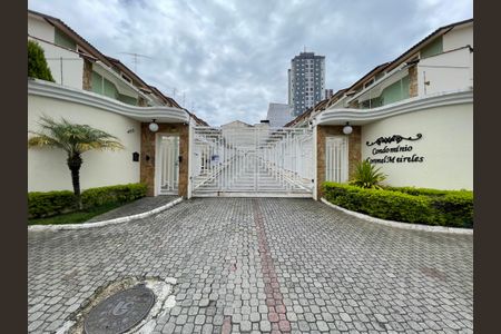 Casa de condomínio à venda com 180m², 3 quartos e 2 vagas Casa de condomínio à venda com 180m², 3 quartos e 2 vagasFachada