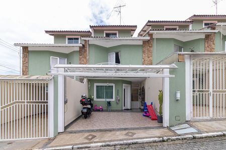 Casa de condomínio à venda com 180m², 3 quartos e 2 vagas Casa de condomínio à venda com 180m², 3 quartos e 2 vagasFachada