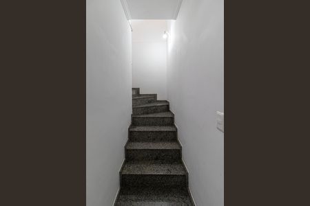 Casa de condomínio à venda com 180m², 3 quartos e 2 vagas Casa de condomínio à venda com 180m², 3 quartos e 2 vagasEscada