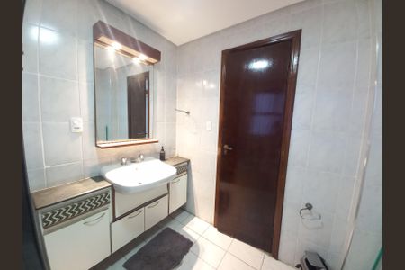 Banheiro de apartamento para alugar com 1 quarto, 40m² em Centro, São Vicente