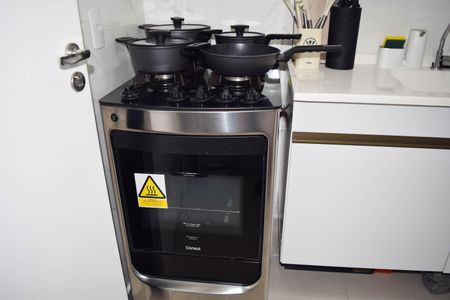 Cozinha  de apartamento para alugar com 1 quarto, 27m² em Guaiauna, São Paulo