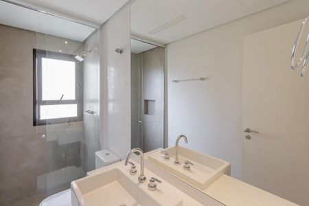 Banheiro de apartamento à venda com 1 quarto, 49m² em Indianópolis, São Paulo