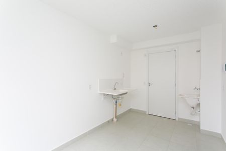 Sala / Cozinha  de apartamento para alugar com 2 quartos, 32m² em Vila Carmosina, São Paulo