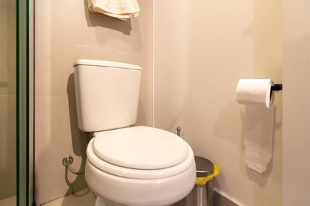 Banheiro de kitnet/studio para alugar com 1 quarto, 28m² em Pinheiros, São Paulo