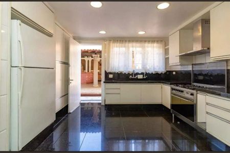 Casa de condomínio à venda com 621m², 4 quartos e 7 vagas