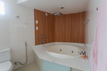 Casa à venda com 372m², 4 quartos e 4 vagasBanheiro da Suíte no 2° Andar