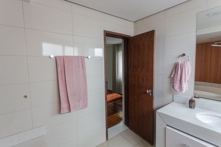 Casa à venda com 372m², 4 quartos e 4 vagasBanheiro da Suíte no 2° Andar