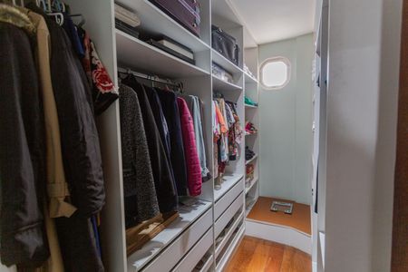 Casa à venda com 372m², 4 quartos e 4 vagasCloset da Suíte no 2° Andar