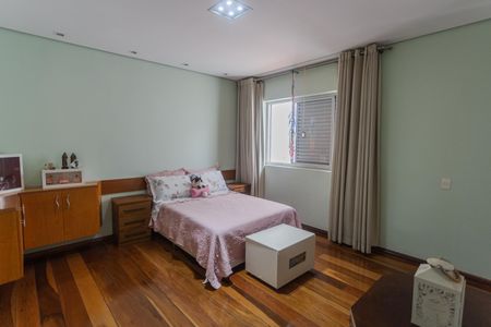 Casa à venda com 372m², 4 quartos e 4 vagasSuíte no 2° Andar