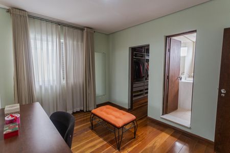 Casa à venda com 372m², 4 quartos e 4 vagasCloset da Suíte no 2° Andar