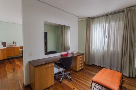 Casa à venda com 372m², 4 quartos e 4 vagasCloset da Suíte no 2° Andar