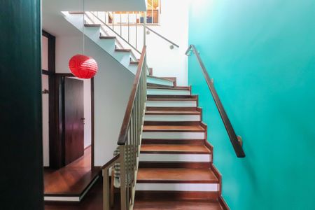 Casa à venda com 347m², 5 quartos e 3 vagasEscadas