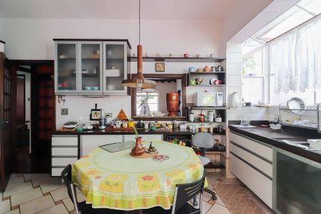 Casa à venda com 347m², 5 quartos e 3 vagasCozinha