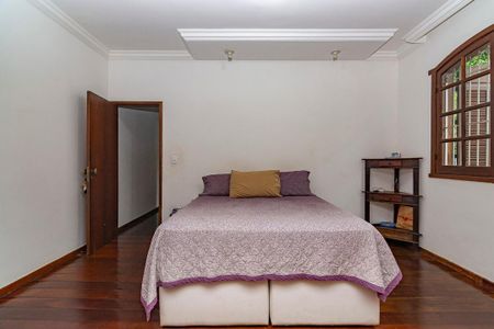 Casa à venda com 350m², 4 quartos e 8 vagasSuíte