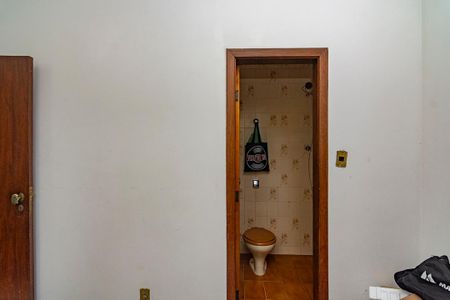 Casa à venda com 350m², 4 quartos e 8 vagasBanheiro de serviço