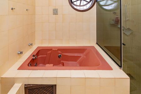 Casa à venda com 350m², 4 quartos e 8 vagasBanheiro da Suíte