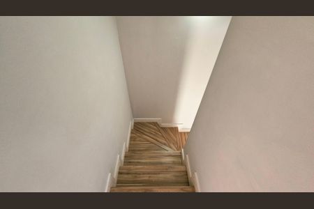 Casa de condomínio para alugar com 120m², 3 quartos e 2 vagasEscada