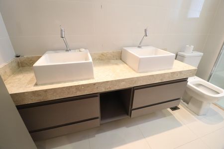 Apartamento para alugar com 151m², 3 quartos e 3 vagasBanheiro do Quarto 2