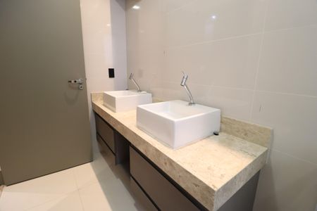 Apartamento para alugar com 151m², 3 quartos e 3 vagasBanheiro do Quarto 2
