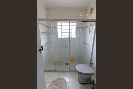 Casa à venda com 507m², 4 quartos e 10 vagasBanheiro da Suíte 2