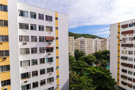Sala vista de apartamento para alugar com 2 quartos, 49m² em Inhaúma, Rio de Janeiro