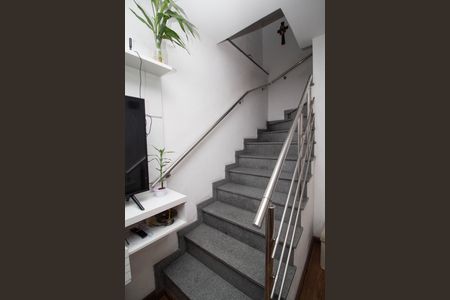 Casa à venda com 150m², 4 quartos e 2 vagasEscada