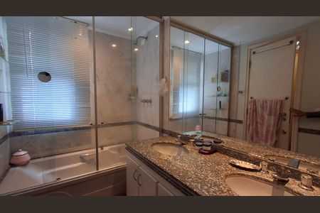 Apartamento à venda com 127m², 3 quartos e 2 vagasBanheiro da Suíte