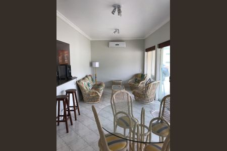 Sala de casa para alugar com 3 quartos, 240m² em Balneario Praia do Pernambuco, Guarujá