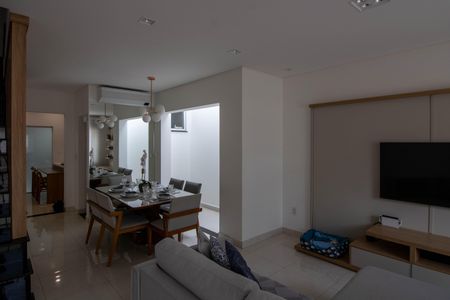 Casa à venda com 131m², 3 quartos e 2 vagasSala