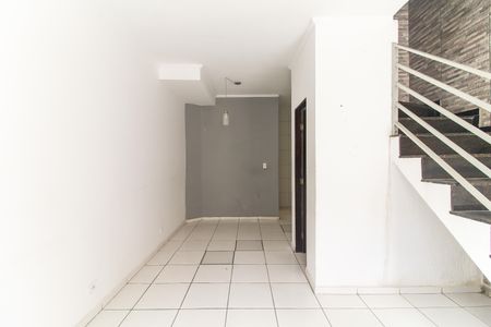 Sala de casa de condomínio para alugar com 2 quartos, 62m² em Vila Campanela, São Paulo