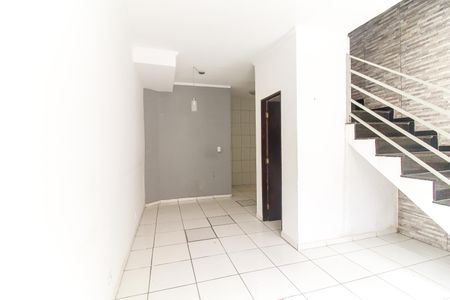 Sala de casa de condomínio para alugar com 2 quartos, 62m² em Vila Campanela, São Paulo