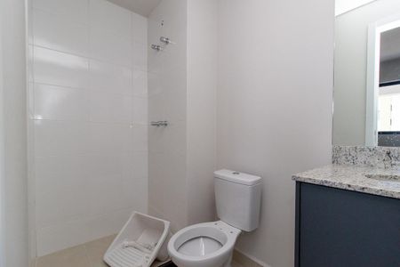 Banheiro de kitnet/studio para alugar com 1 quarto, 25m² em Água Verde, Curitiba