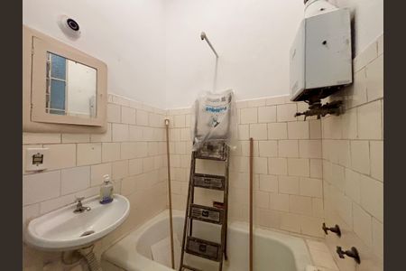 Banheiro de apartamento à venda com 1 quarto, 31m² em Copacabana, Rio de Janeiro