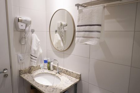 Banheiro de kitnet/studio para alugar com 1 quarto, 20m² em República, São Paulo