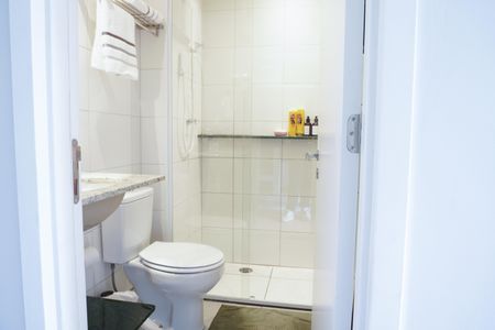 Banheiro de kitnet/studio para alugar com 1 quarto, 20m² em República, São Paulo