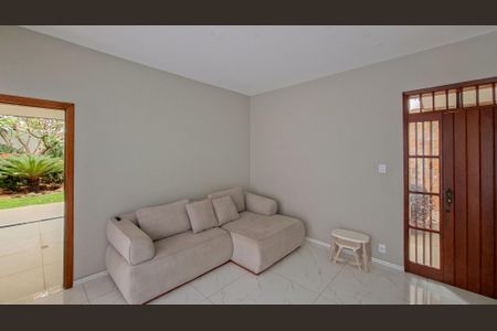 Sala de casa para alugar com 5 quartos, 255m² em Sagrada Família, Belo Horizonte