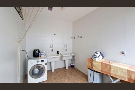 Casa para alugar com 255m², 5 quartos e 4 vagas Casa para alugar com 255m², 5 quartos e 4 vagasLavanderia