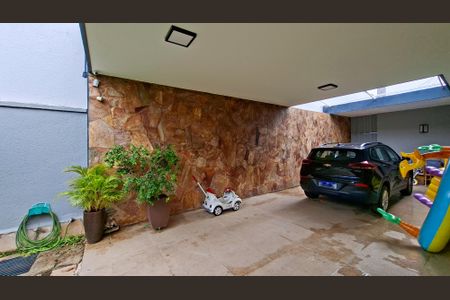 Garagem de casa para alugar com 5 quartos, 255m² em Sagrada Família, Belo Horizonte