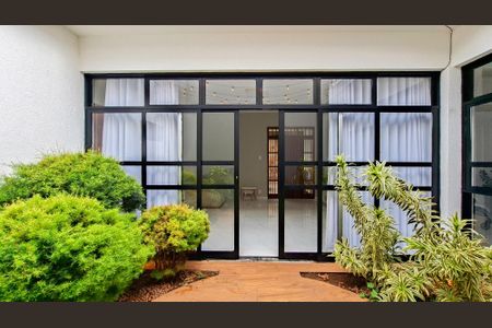 Casa para alugar com 255m², 5 quartos e 4 vagas Casa para alugar com 255m², 5 quartos e 4 vagasJardim de Inverno