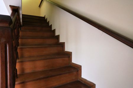 Casa à venda com 109m², 3 quartos e 2 vagasEscada